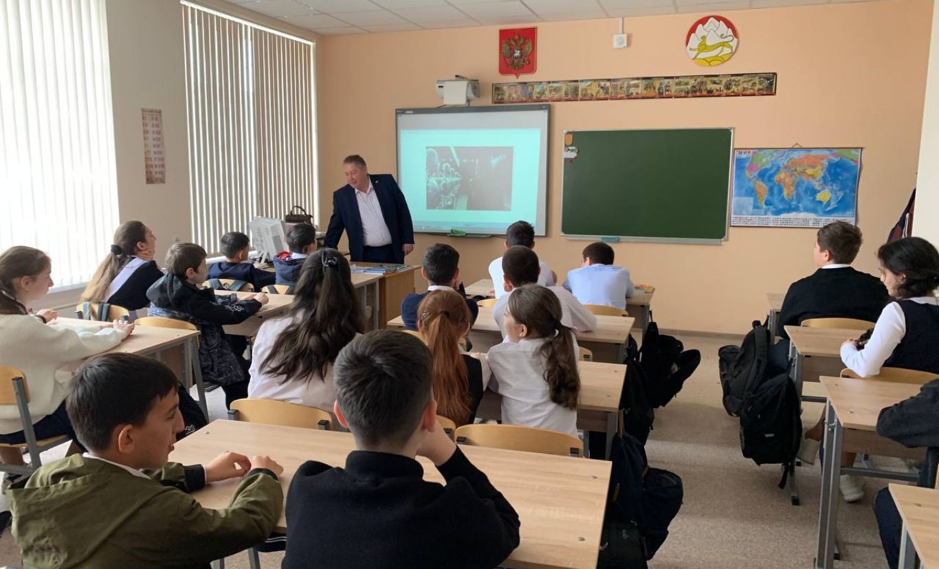 В СОШ №1 г. Дигоры прошел открытый Урок цифры об ИИ-агентах