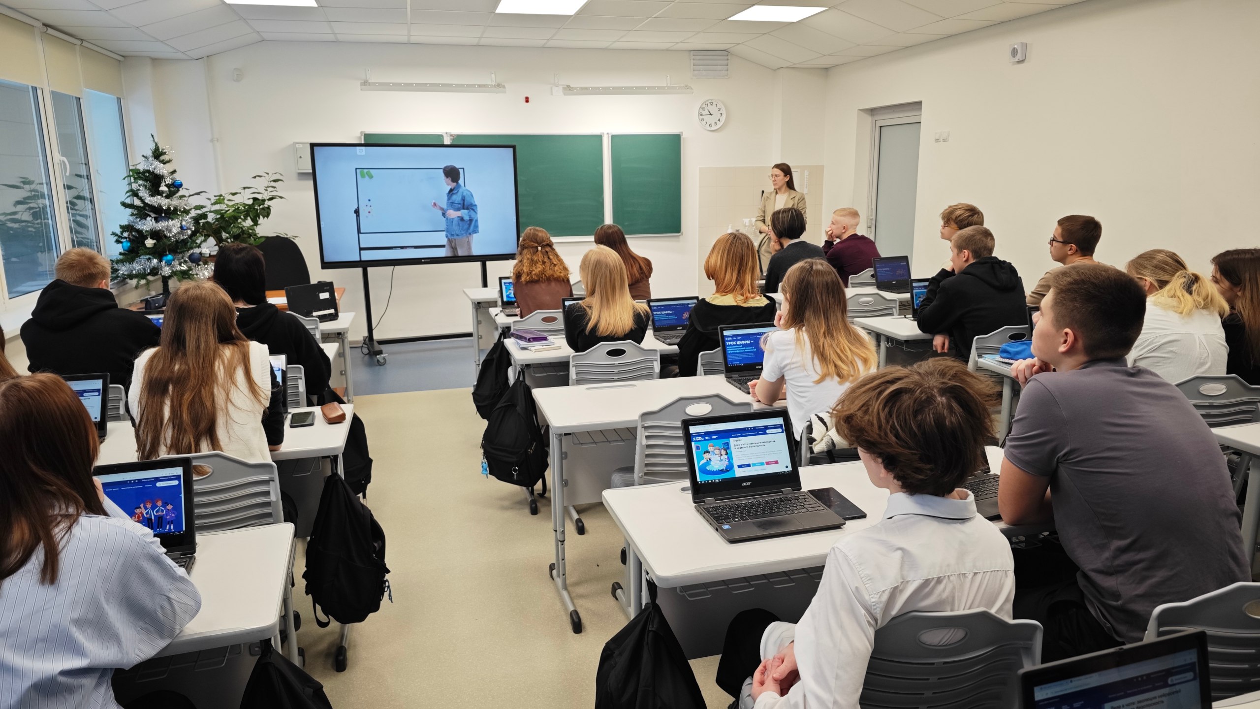 Вологодские школьники погрузились в мир нейросетей на практическом «Уроке цифры»
