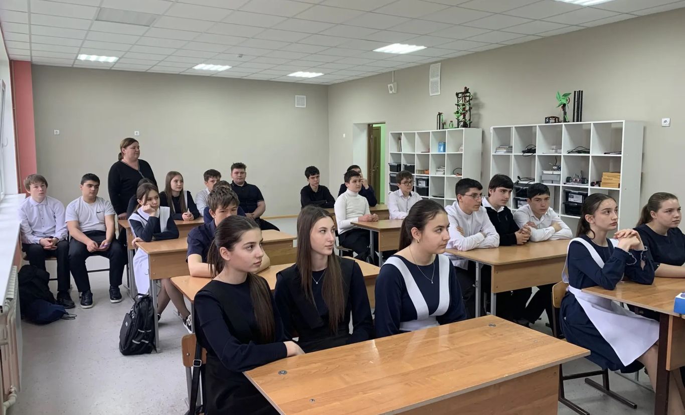 Для учеников школы станицы Николаевской Дигорского района провели Урок цифры