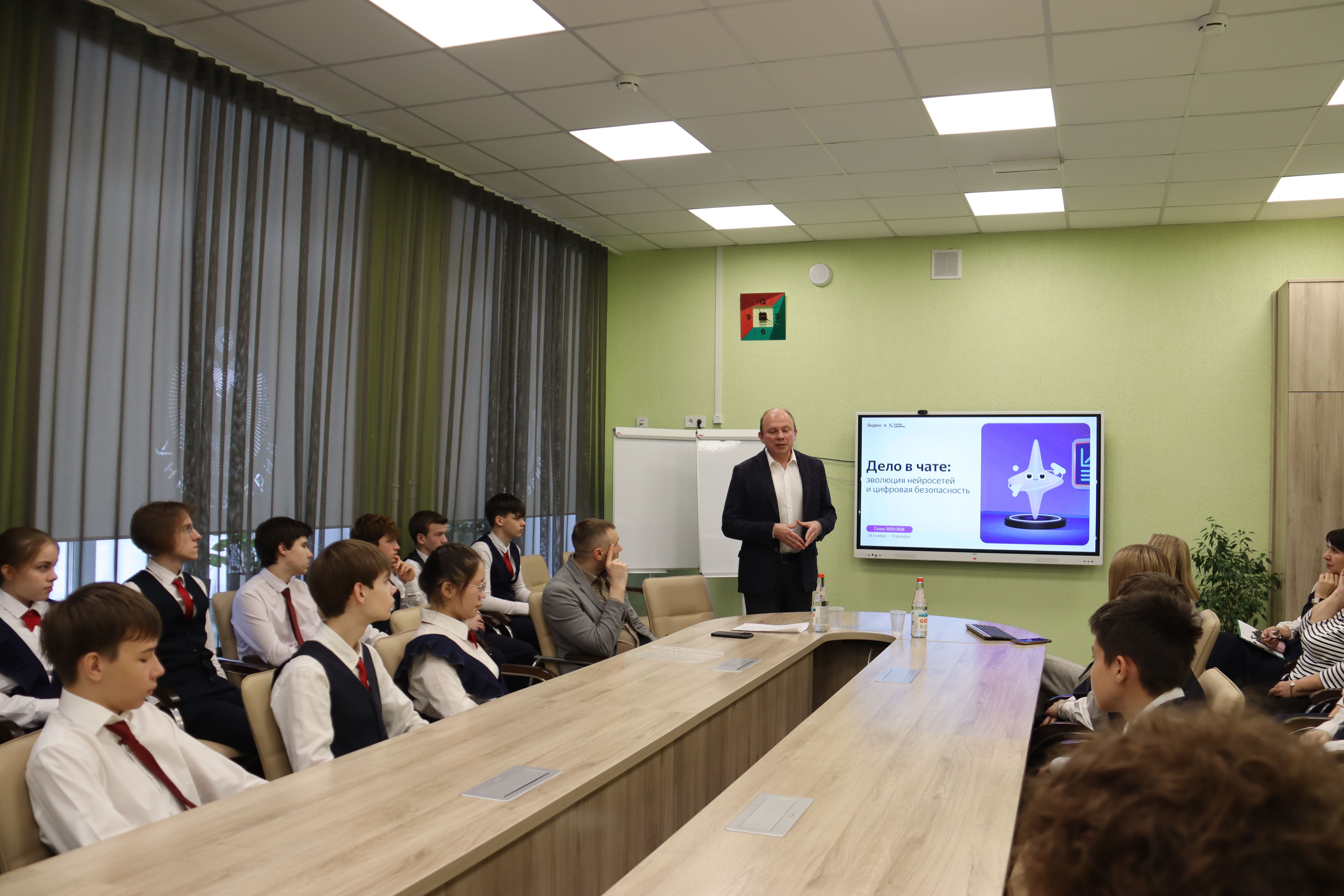 Новосибирские школьники освоили безопасную работу с нейросетями