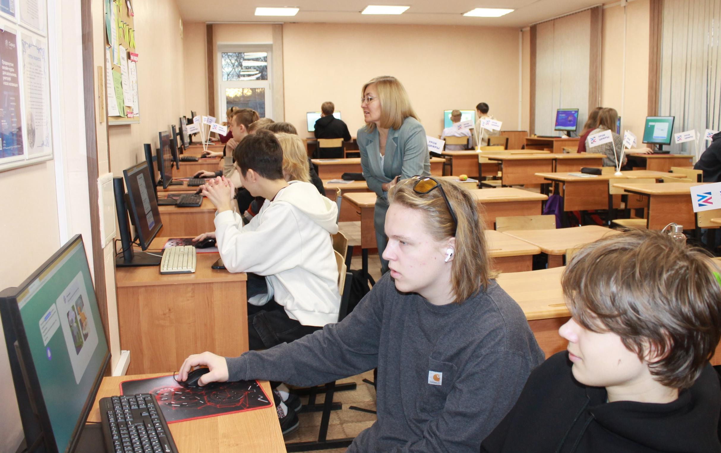 В День информатики в Державинском лицее г. Петрозаводска изучали нейросети и цифровую безопасность.